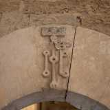 Ed eccoci all�interno della Torre dell�Imperatrice, sul cui ingresso ad arco spicca il bassorilievo delle chiavi, simbolo di Federico II